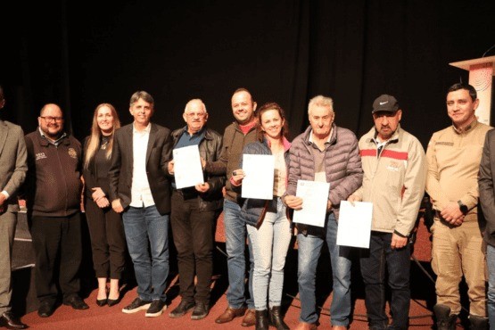 Moradores seguram seus títulos de propriedade.