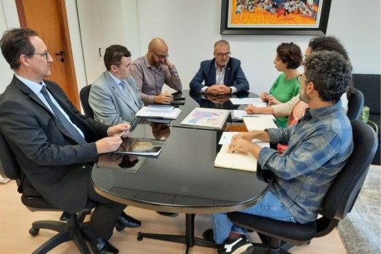Dirigentes do Tribunal de Justiça e do Sinjusc em reunião.