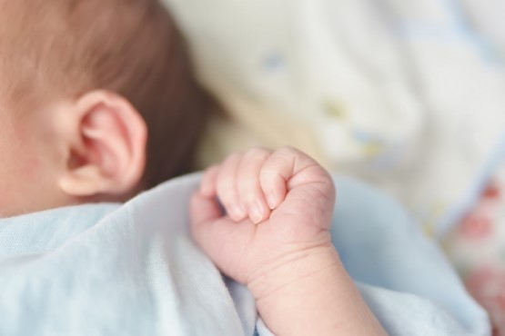 Foco em mão de bebê.