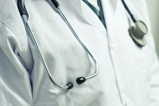 Médico com estetoscópio no pescoço.