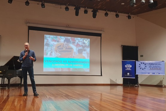 Paulão do vôlei em palestra.