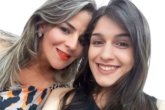 Maria Eduarda e sua mãe.