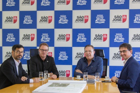 Desembargador João Eduardo de Nadal, prefeito de São José, Orvino Coelho de Ávila, procurador-geral de São José, Leonardo reis e servidor Daniel de Oliveira Nietsche Cruz.