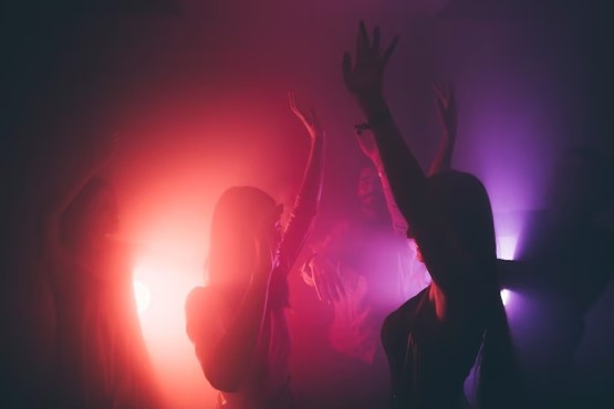 Pessoas com luzes de discoteca.