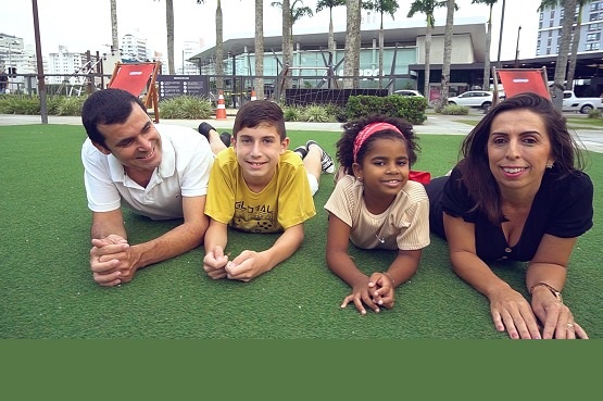 Família que aparece na websérie do Dia Nacional da Adoção.