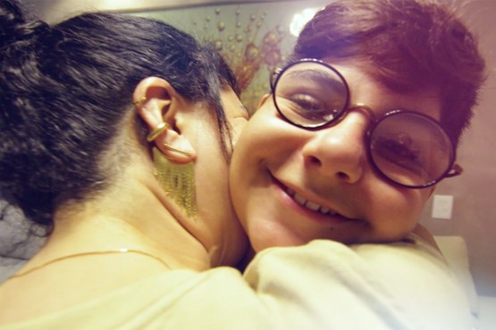 Léo em abraço com sua mãe.