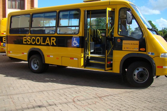 Ônibus escolar.