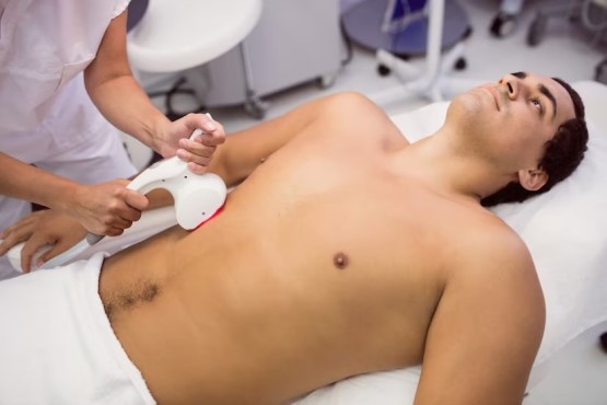 Homem em clínica de estética.
