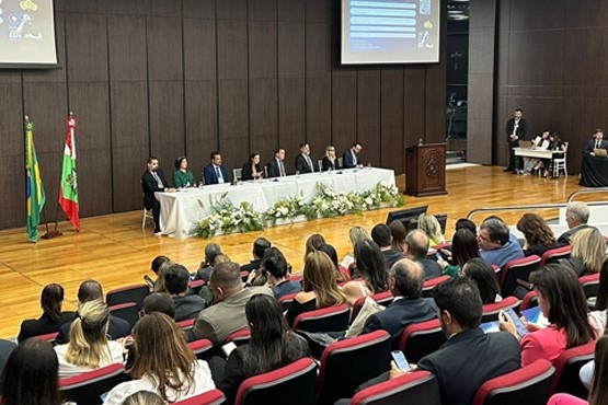 Plateia e mesa de juízes no Fonaje.