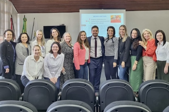 Advogado Leandro Canavarros e servidoras.