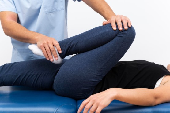 Mulher em fisioterapia.
