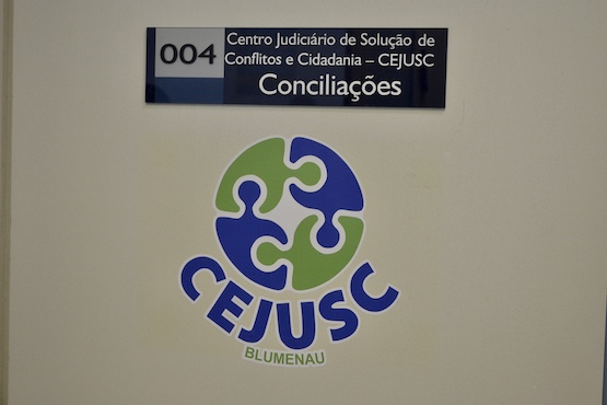 Porta do Cejusc.