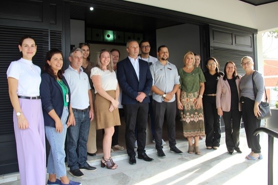 Magistrado e servidores de Criciúma em visita ao Abrigo Florescer.