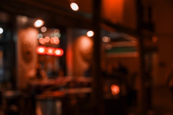 Imagem borrada de bar.