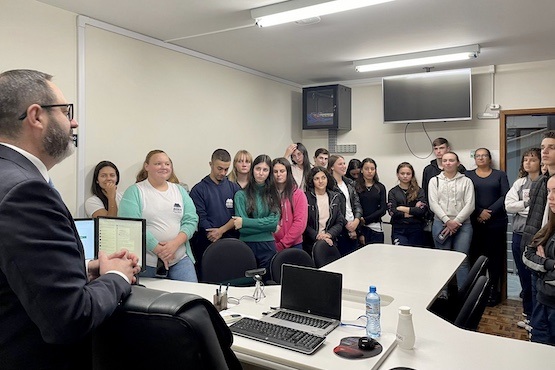 Estudantes de Vidal Ramos em visita ao fórum de Ituporanga.
