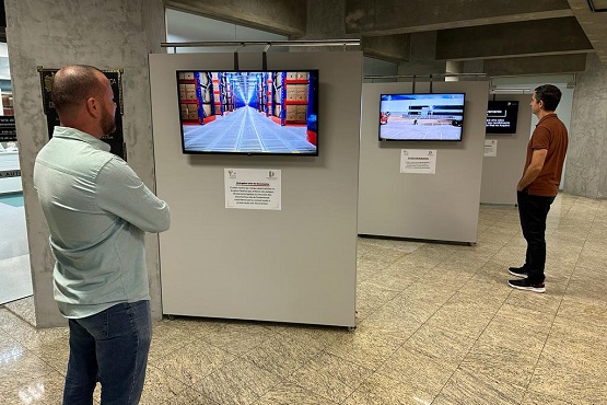 Exposição no hall de entrada do TJSC.