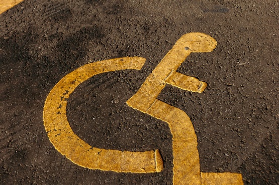 Vaga de estacionamento para pessoa com deficiência.