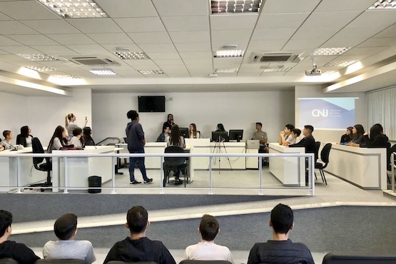 Visita ao Tribunal do Júri de Gaspar por estudantes.