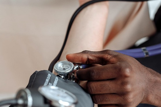 Médico utilizando estetoscópio.