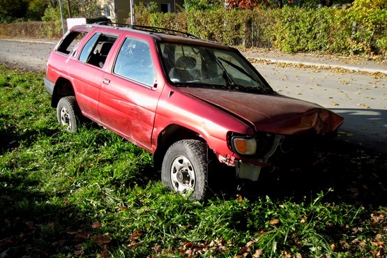 Carro fora da estrada.