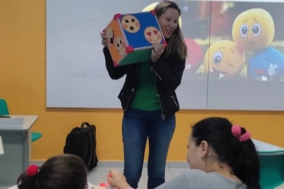 Voluntária participa de atividades com jovens acolhidos.