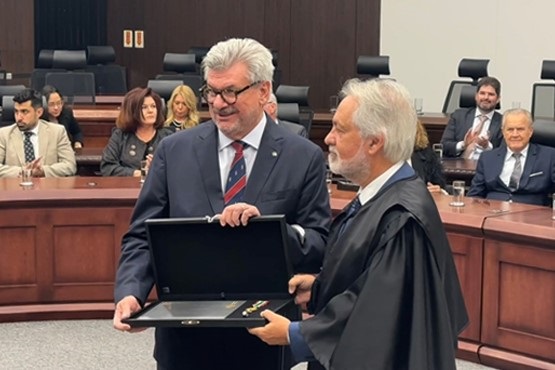 Presidente do TJSC entrega homenagem ao ministro Marco Aurélio Buzzi.