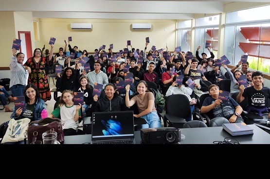 Estudantes seguram cartilhas desenvolvidas pela Cevid sobre violência doméstica.
