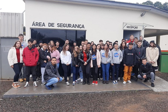 Alunos em frente a recepção do presídio.