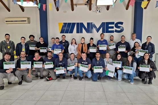 Jovens com seus certificados.