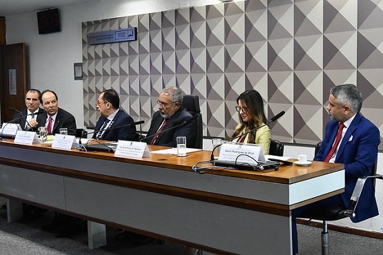 Mesa da audiência pública.