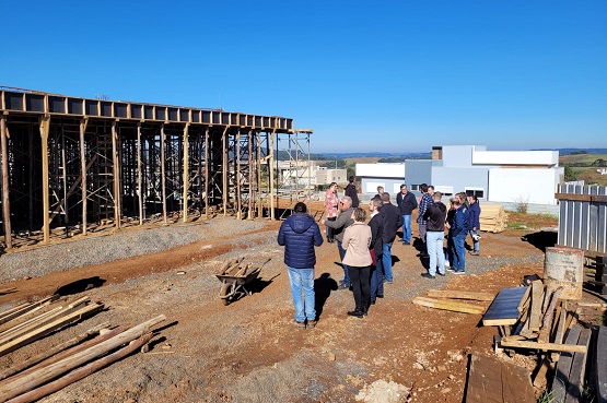 Autoridades e membros da imprensa em visita as obras de novo fórum.