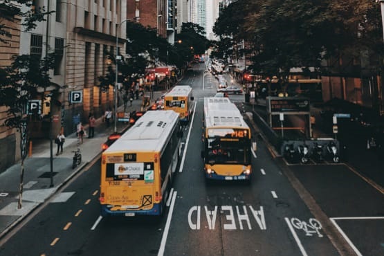 Tráfego de ônibus em via.