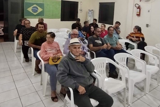 Moradores recebem seus títulos de propriedade.