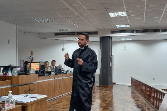 Tribunal do Júri da comarca de Joinville.