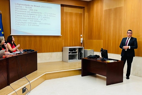 Juiz catarinense apresenta trabalho de conclusão de pós-doutorado.