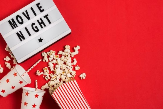 Foto de pipoca e letreiro anunciando "Movie Night".