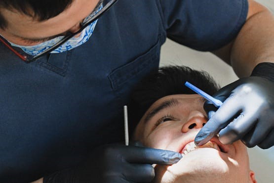 Dentista atendendo paciente.