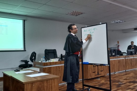 Tribunal do Júri da comarca de Joinville.