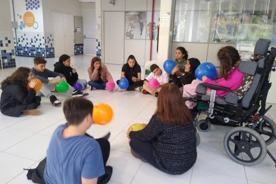 Jovens acolhidos em realização de atividade.