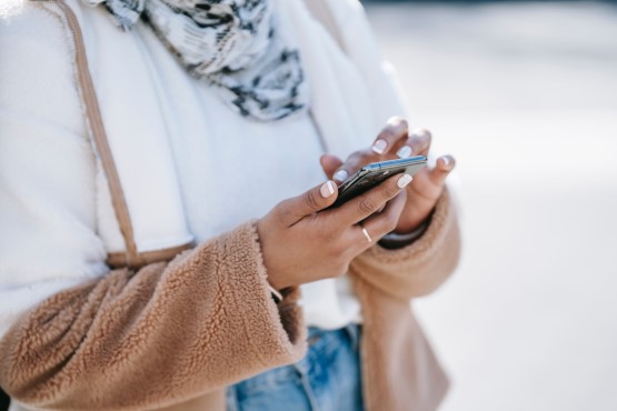 Pessoa olhando o celular.