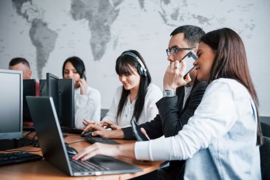 Pessoas utilizando computadores.