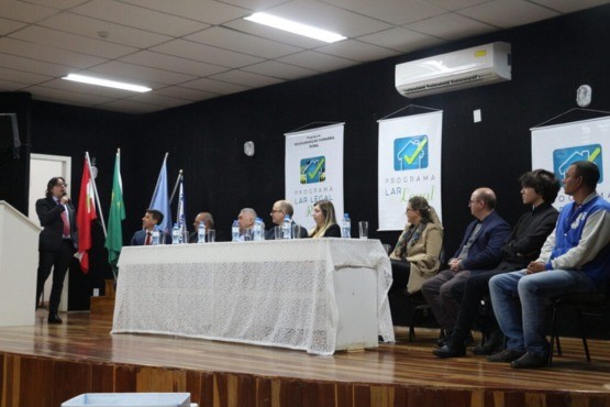 Cerimônia de entrega de título de regularização de propriedades.