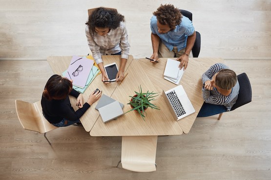 Mulheres em reunião.