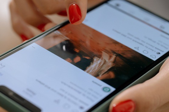 Mulher utilizando redes sociais.