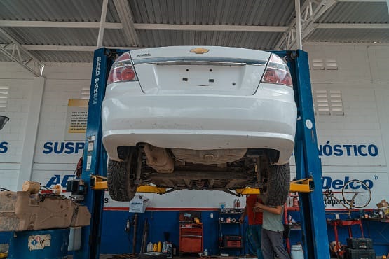 Carro em oficina mecânica.