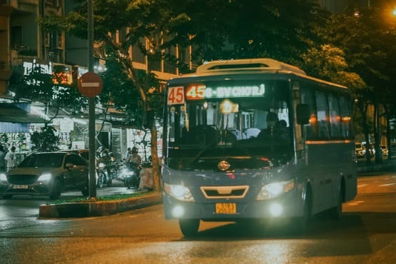 Ônibus em via à noite.