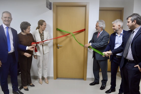 Abertura simbólica de porta.