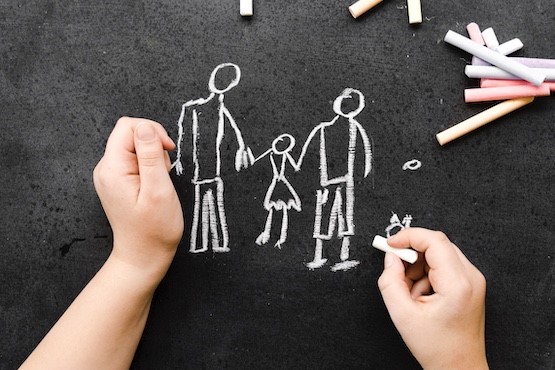 Criança desenhando uma família.