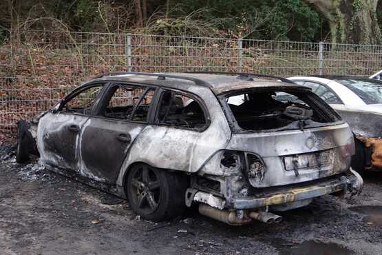 Carro incendiado.