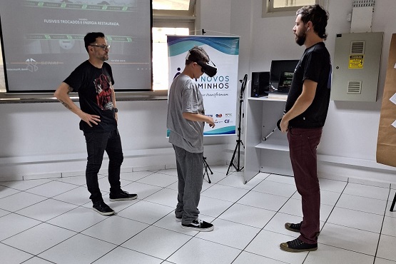 Jovem utilizando óculos de realidade aumentada.